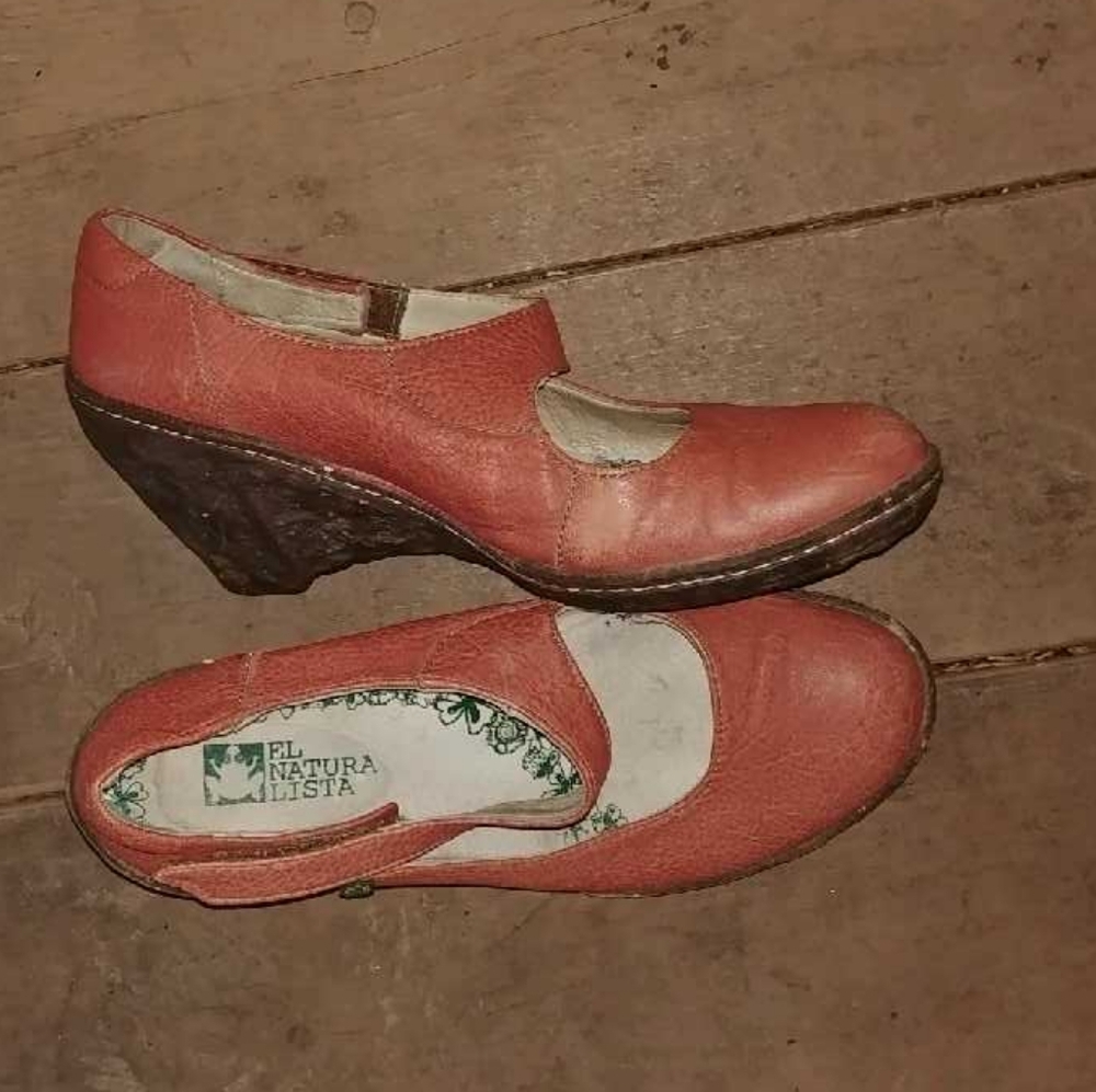 El Naturalista burnt orange wedge